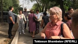 Депутат Ирина Карамушкина возле здания суда, где проходило заседание по делу экс-президента Алмазбека Атамбаева. Бишкек, 16 августа 2019 года.