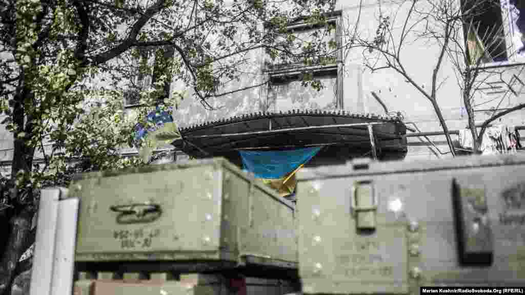 Ящики з-під боєприпасів, наповнені землею або піском – звична картина для більшості прифронтових населених пунктів на Донбасі. Своєрідне укриття від осколків та куль противника