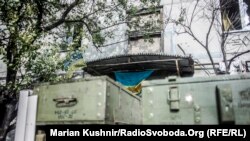 Піски, поблизу Донецька. Оборонна споруда із військових ящиків із прапором України, жовтень 2016 року