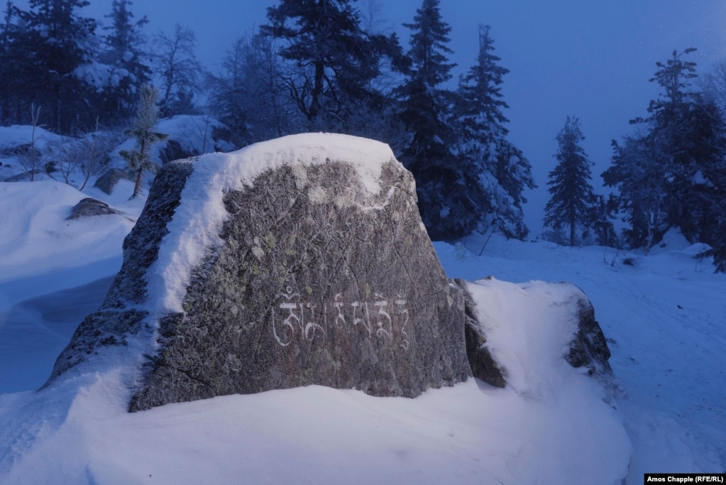 A stone near the monastery displays the mantra "Om Mane Padne Hum" ("praise to the jewel in the lotus") written in Sanskrit.