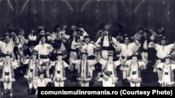 Cântarea României, 1977. Trupe școlare de dans popular într-un moment de mare intensitate artistică. Sursa: comunismulinromania.ro (MNIR) 