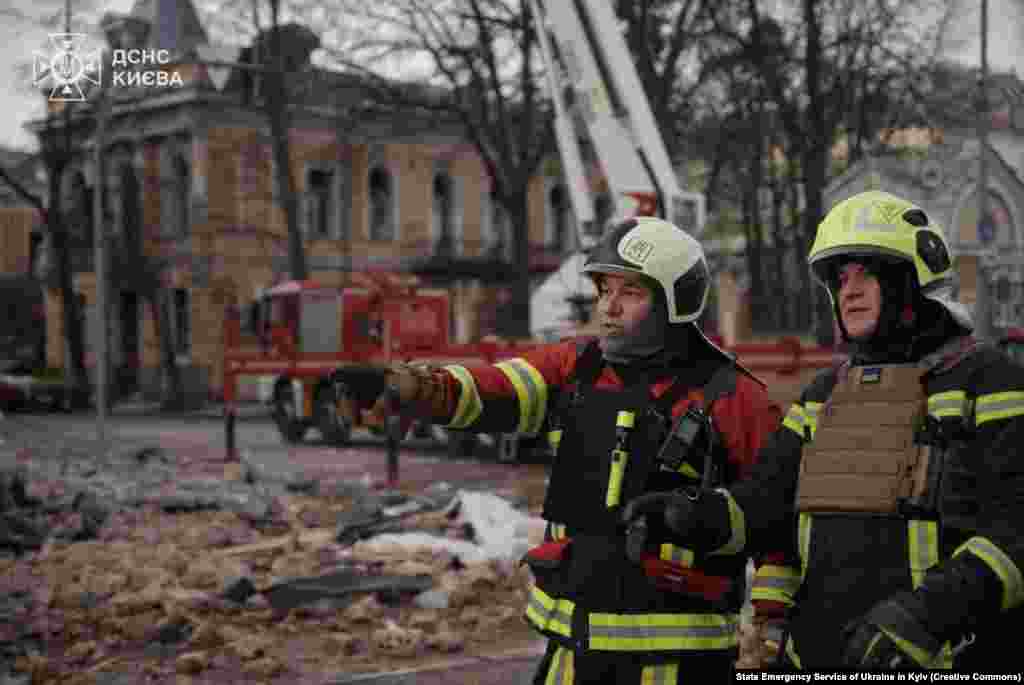 Рятувальники на місці падіння уламків російського БПЛА. &laquo;Від самого ранку триває ліквідація наслідків удару по столиці. Особисто був на місцях падіння уламків. На жаль, вже маємо двох загиблих. Мої співчуття рідним та близьким&raquo;, &ndash; повідомив&nbsp;начальник Київської міської військової адміністрації Тимур Ткаченко