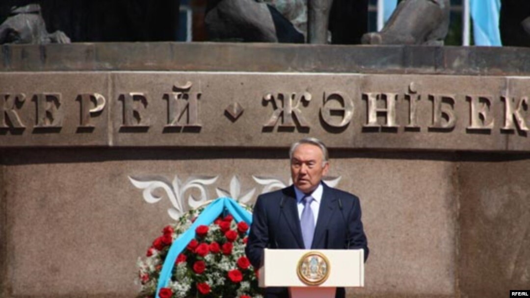 Президент Казахстана Нурсултан Назарбаев выступает на открытии памятника ханам Керею и Жанибеку основателям Казахского ханства. Астана, 1 июня 2010 года. 