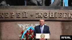 Президент Казахстана Нурсултан Назарбаев выступает на открытии памятника ханам Керею и Жанибеку основателям Казахского ханства. Астана, 1 июня 2010 года. 