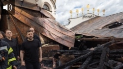 Владимир Зеленский осматривает поврежденный Успенский собор Киево-Печерской лавры 
