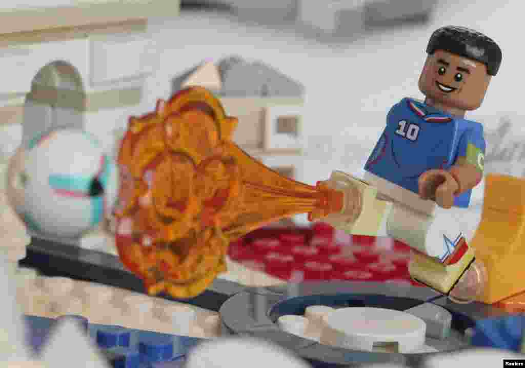Минифигурка LEGO с изображением Килиана Мбаппе, 27 марта 2026 года, Биллунд, Дания. REUTERS/Tom Little