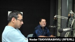 ანდრო ბარნოვი (მარცხნივ) და ირაკლი ალადაშვილი რადიო თავისუფლების თბილისის სტუდიაში