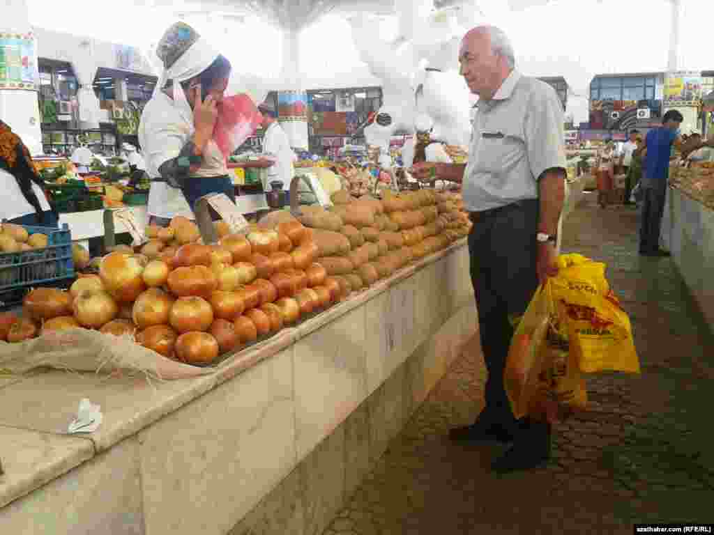Ilat arasynda "Ors bazar" hem diýlip atlandyrylýan "Gülüstan" söwda merkezi