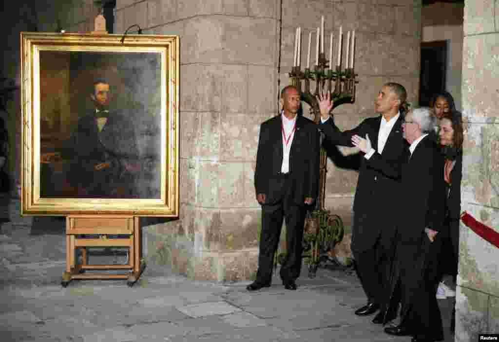 Барак Обама у портрета одного из своих предшественников &ndash; Авраама Линкольна в городском музее Гаваны.