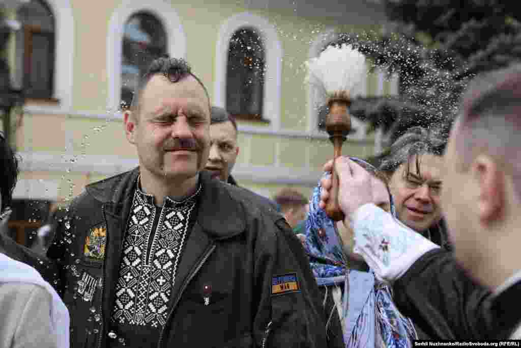 І, знову ж таки, напевно тільки в Україні й тільки українські священники у Великдень так щиро кроплять людей свяченою водою.Великдень. Свято-Михайлівський Золотоверхий собор. Київ, 12 квітня 2026 року