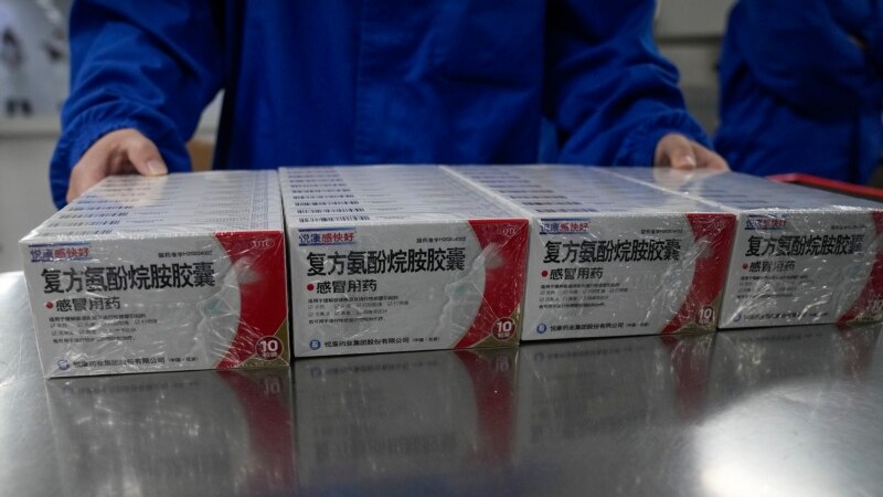 Cum au ajuns medicamentele românilor dependente de substanțele din China. UE vrea să reducă dependența față de Asia