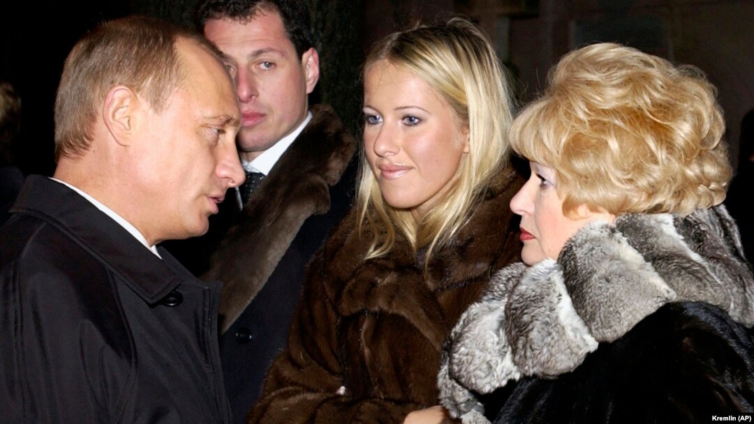 Владимир Путин, Ксения Собчак и ее мать Людмила Нарусова на могиле Анатолия Собчака в Санкт-Петербурге, 29 ноября 2003 года