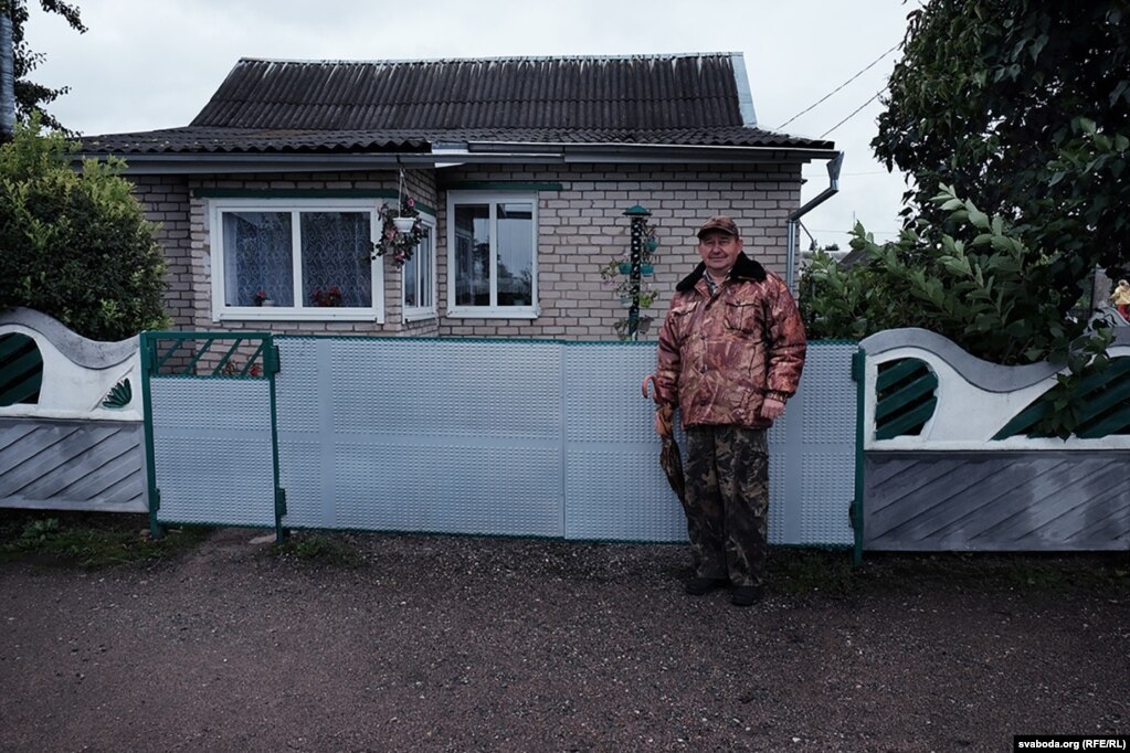 Іван Іванавіч жыве ў Дуброўне ўсё жыцьцё, каля 40 гадоў працаваў на вэтэрынарнай станцыі. Цяпер на пэнсіі, атрымоўвае 350 рублёў. Мы сустрэлі яго на галоўнай вуліцы гораду — Камсамольскай, ідзем у бок ягонага дому. — Добра зарабляць у нас можна на ільнозаводзе — але праца там толькі для 200 чалавек. Яны атрымоўваюць рублёў 600 і добры сацпакет. Маладзёны зьяжджаюць адразу пасьля школы — збольшага ў Воршу — і не вяртаюцца. Людзі сярэдніх гадоў — ад 30 да 45 — зьяжджаюць у Расею. Нават зь вёсак працаздольныя зьбіраюцца ды арганізавана едуць туды — яны ж у сэзон зарабляюць па 200 рублёў, а зімой за што жыць? Мае дзеці зьехалі ў Наваполацак.