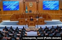 Қазақстан президенті Қасым-Жомар Тоқаев жаңадан сайланған Құрылтайдың бірінші сессиясында сөйлеп тұр. Үкімет үйі, Астана, 28 тамыз, 2026 жыл. Ақорданың баспасөз қызметі таратқан фото