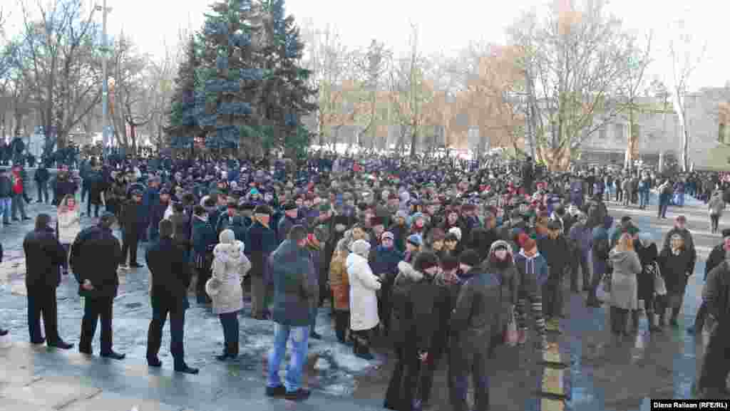 Demonstraţia din Scuarul Teatrului de Operă şi Balet.
