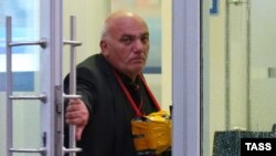 Задержанный у отделения «Ситибанка» в центре Москвы, установленный полицией как 55-летний Арам Петросян, обанкротившийся российский бизнесмен. Москва, 24 августа 2016 года.