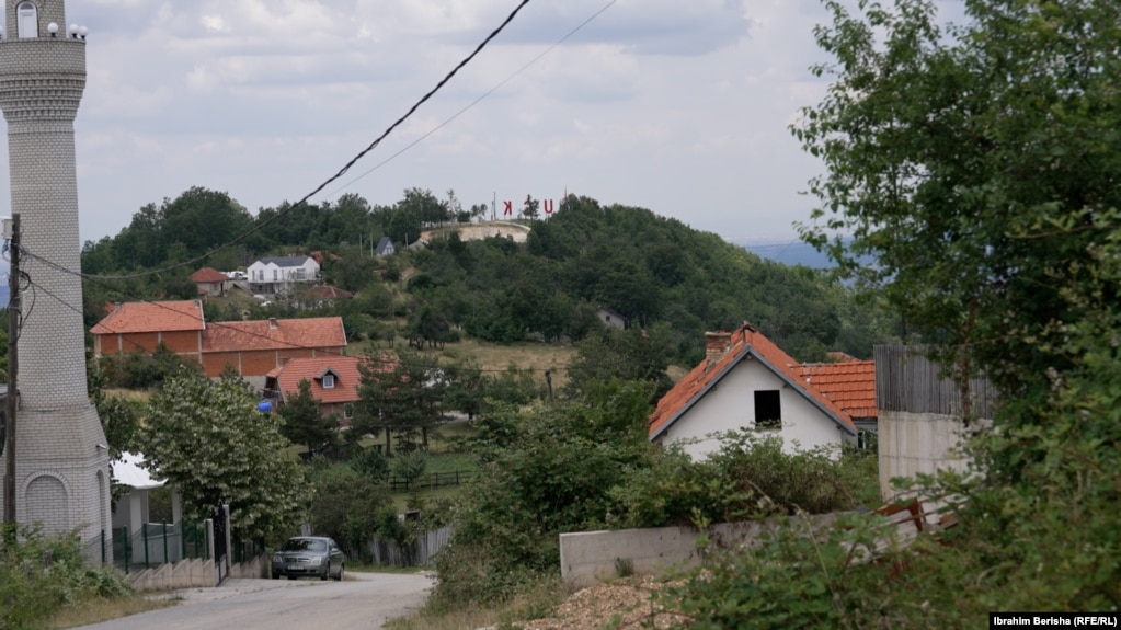 Pak pas mbylljes së shkollës, edhe familjet e fundit u larguan nga fshati Debëllde.