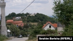 Pak pas mbylljes së shkollës, edhe familjet e fundit u larguan nga fshati Debëllde.