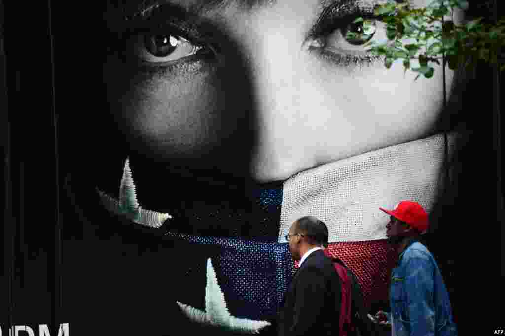 Poster cu actriţa americană Toni Colette la New York, din seria celor dedicate blocajului bugetar din Statele Unite care a suspendat temporar instituţiile finanţate de stat.