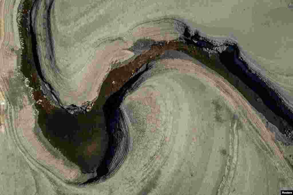 Një kanal uji i tharë në Tintvistëll të Britanisë në maj të vitit 2025. Periudha të gjata pa reshje rezultuan me ulje të niveleve të ujit në rezervuar.