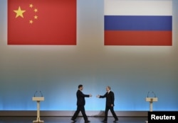 Președintele Vladimir Putin și omologul său chinez, Xi Jinping, la Moscova în martie 2013, în timpul primei călătorii în străinătate a lui Xi în calitate de lider.