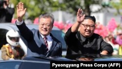 Lideri verikorean, Kim Jong-un(djathtas) dhe presidenti i Koresë Jugore, Moon Jae-in.