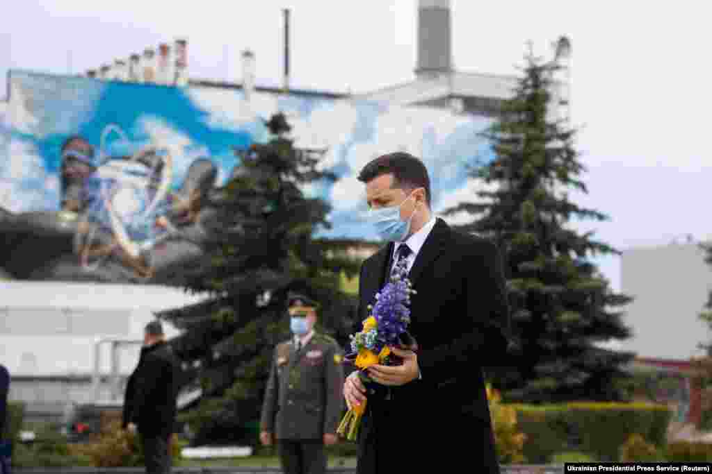 Președintele Volodimir Zelenski a vizitat ceremoniile de comemorare din așa numita&nbsp;zonă de excludere, teritoriul din jurul centralei în care accesul a fost interzis după explozie. &nbsp;