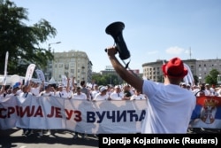 Pristalice SNS-a na mitingu ispred Skupštine Srbije, 27. jun 2026.