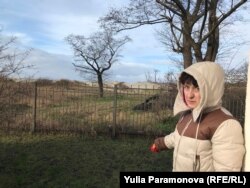 Галина Бобкова показывает, где скоро будет море