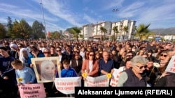 Građani na protestu traže da nadležni utvrde uzrok smrti porodilje iz Ulcinja Drite Tafe. Ulcinj, 7. novembar 2024. 