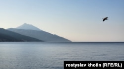 Вигляд на гору Афон, яка вважається Святою. На Афоні (на півострові) є 20 монастирів, а також чимало скитів