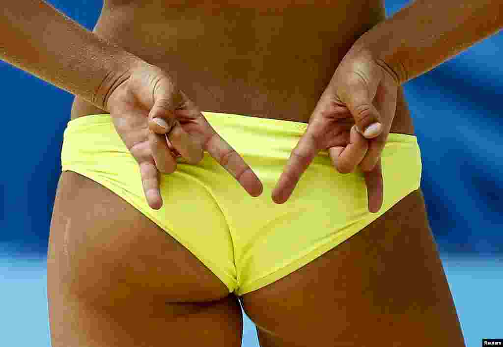 Belaruslu voleybolçu Viktoryia Siakretava İtaliyaya qarşı oyunda komanda yoldaşına işarə verir.