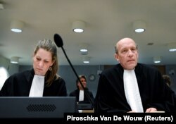Адвокаты Олега Пулатова на процессе по делу MH17 Сабине тен Дуссхатэ и Будевейн ван Эйк из роттердамской компании Sjöcrona Van Stigt Advocaten