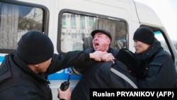 Задержание предполагаемого участника митинга в Алматы. 1 марта 2020 года.