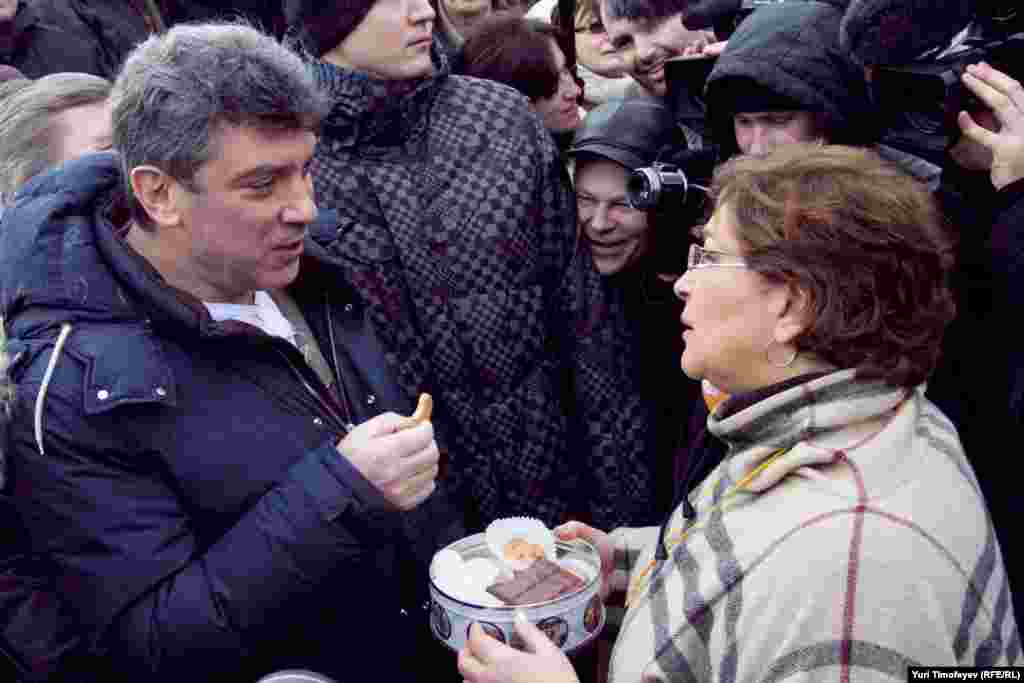 Евгения Альбац угощает Бориса Немцова &quot;печеньками&quot;