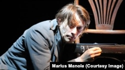 Marius Manole în „Însemnările unui nebun” la ARCUB, în 2017.
