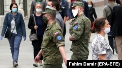Pripadnici snaga EUFOR-a iz Slovačke u šetnji Sarajevom, maja 2020. Broj pripadnika njihove misije povećan je za 500 pripadnika takođe iz Slovačke, ali i iz Austrije, Rumunije i Bugarske.