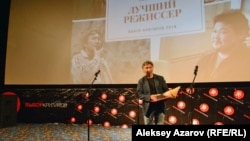 Режиссер Серик Апрымов получает награду за фильм "Звонок отцу". Алматы, 20 марта 2018 года.