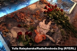 Лидеры крымских татар и еврейской общины Днепра возложили цветы к импровизированной стене памяти