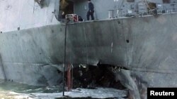 Эсминец "Коул" (USS Cole) после нападения на него в октябре 2000 года