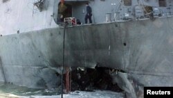 2000-жылы қазан айында шабуылға ұшыраған эсминец "Коул" кемесі. 