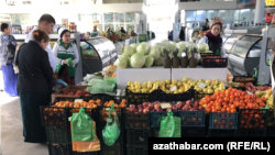 Ашхабадский рынок "Алемгошар" (архивное фото)