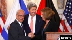 Száeb Erekat (b) John Kerry amerikai külügyminiszter és Tzipi Livni (j) izraeli igazságügyi miniszter Washingtonban 2013. július 30-án.