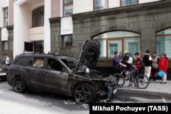 Автомобиль, стоявший в Москве у офиса коллегии адвокатов Pen&Paper и сожженный противниками фильма "Матильда"