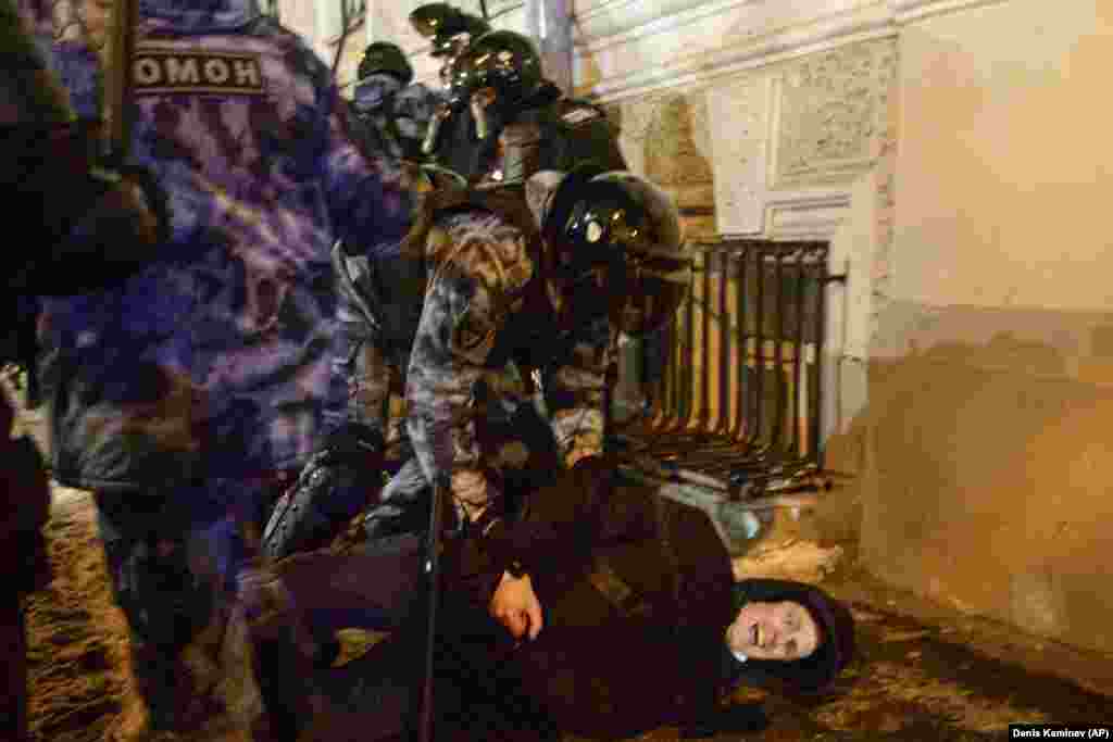 Egy tüntetőt vesznek őrizetbe erőszakkal a Vörös téren.