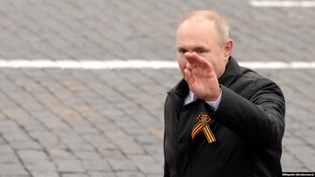 Vladimir Putin poartă panglica Sfântului Gheorghe, cu dungi negre și portocalii, în Piața Roșie din Moscova, în data de 9 mai 2021, la parada care celebrează victoria Rusiei în al Doilea Război Mondial.
