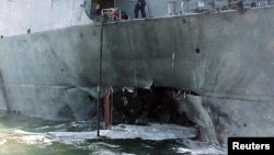 Борт корабля USS Cole після нападу, Аден, 12 жовтня 2000 року
