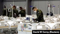 Pripadnici češke armije pripremaju opremu i krevete unutar izložbenog centra, pretvorenog u COVID-19 bolnicu u glavnom gradu Pragu, 22. oktobra 2020. 