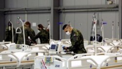 Pripadnici češke armije pripremaju opremu i krevete unutar izložbenog centra, pretvorenog u COVID-19 bolnicu u glavnom gradu Pragu, 22. oktobar