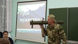 Школьникам показывают гранатомет на "Уроке мужества" в Ставропольском крае